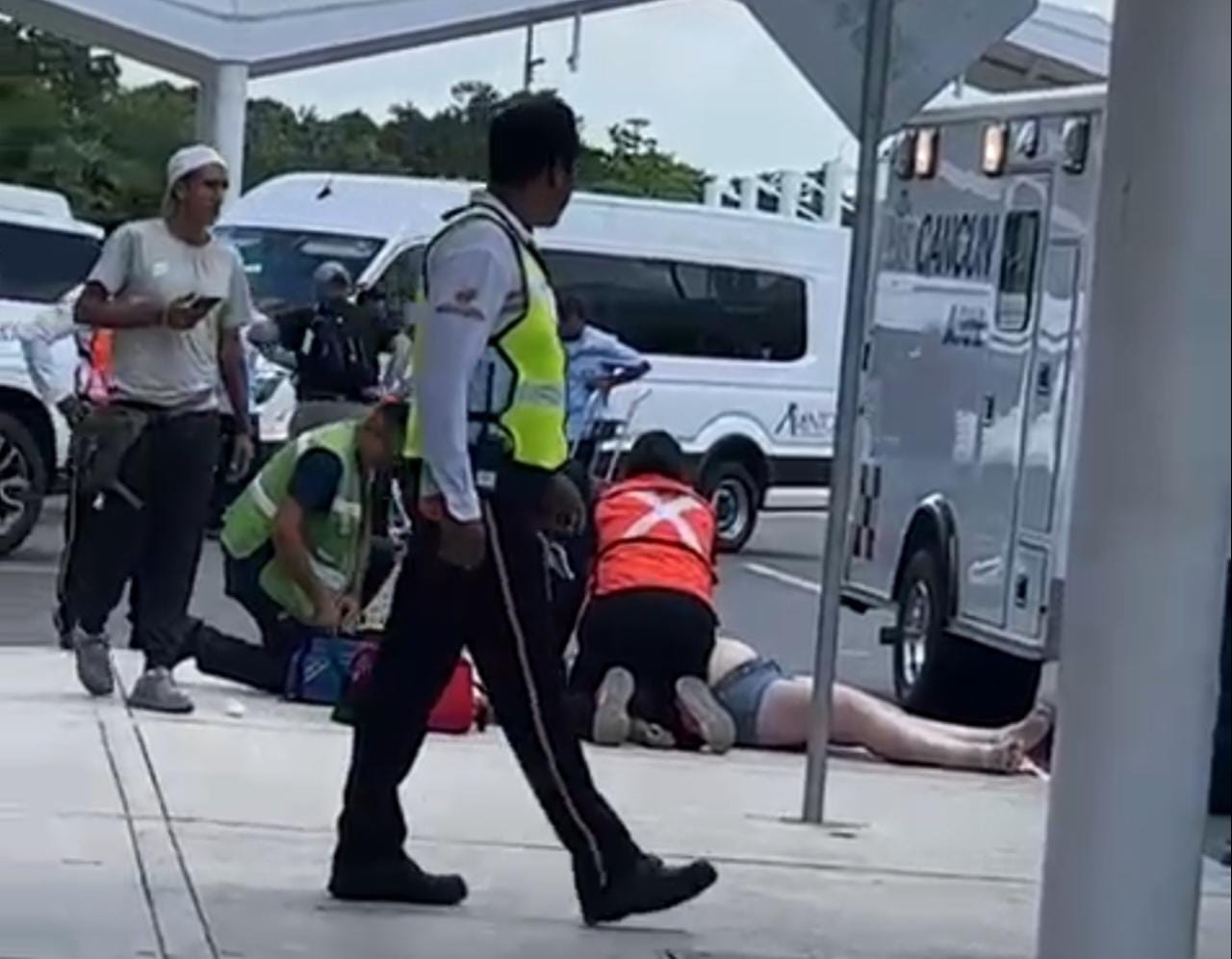 Muere turista en el Aeropuerto de Cancún luego de ser golpeada por su pareja