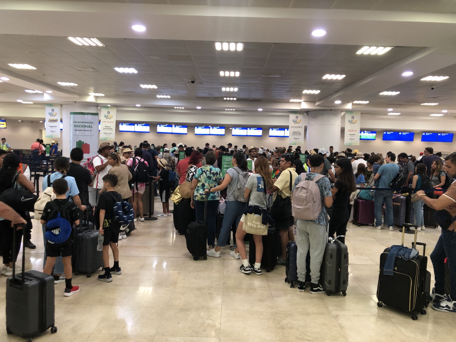 Sobreventa de boletos en el aeropuerto de Cancún causa molestias en turistas