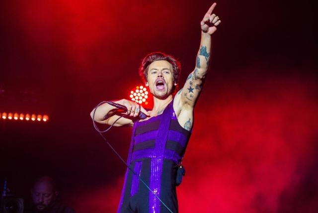 Harry Styles ha sufrido de golpes por objetos que las fans lanzan al escenario