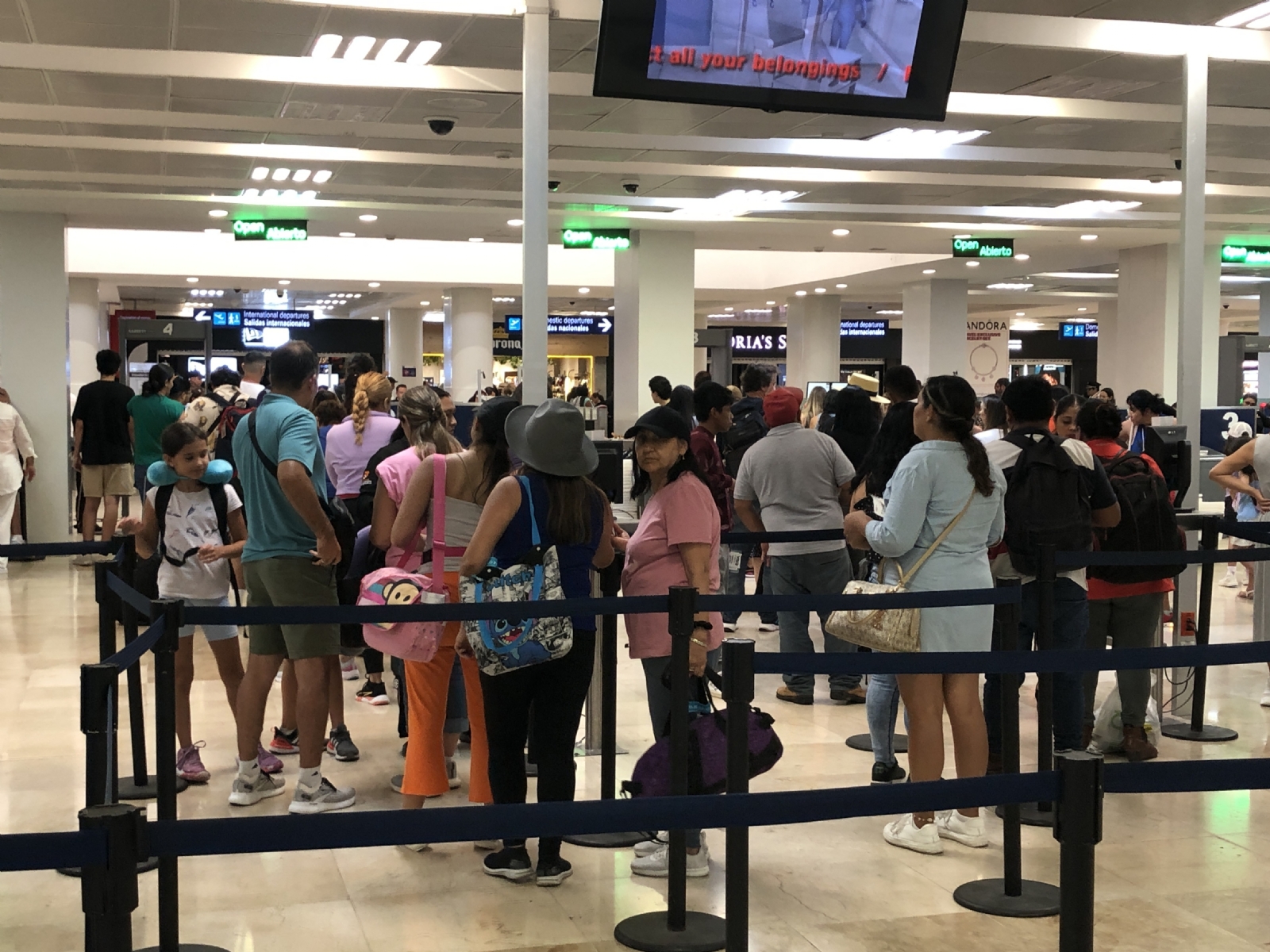 Registran casi 600 vuelos programados en el aeropuerto de Cancún