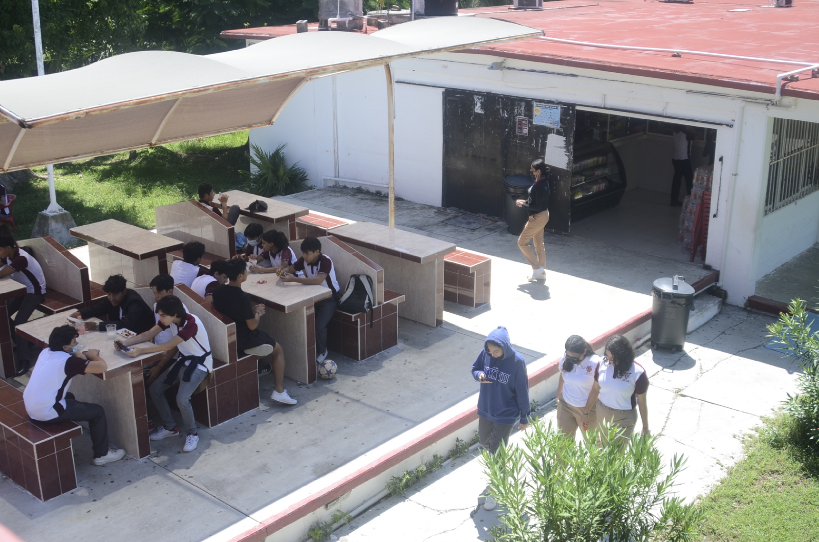 Uniforme neutro en Quintana Roo causa polémica; padres de familia lo rechazan