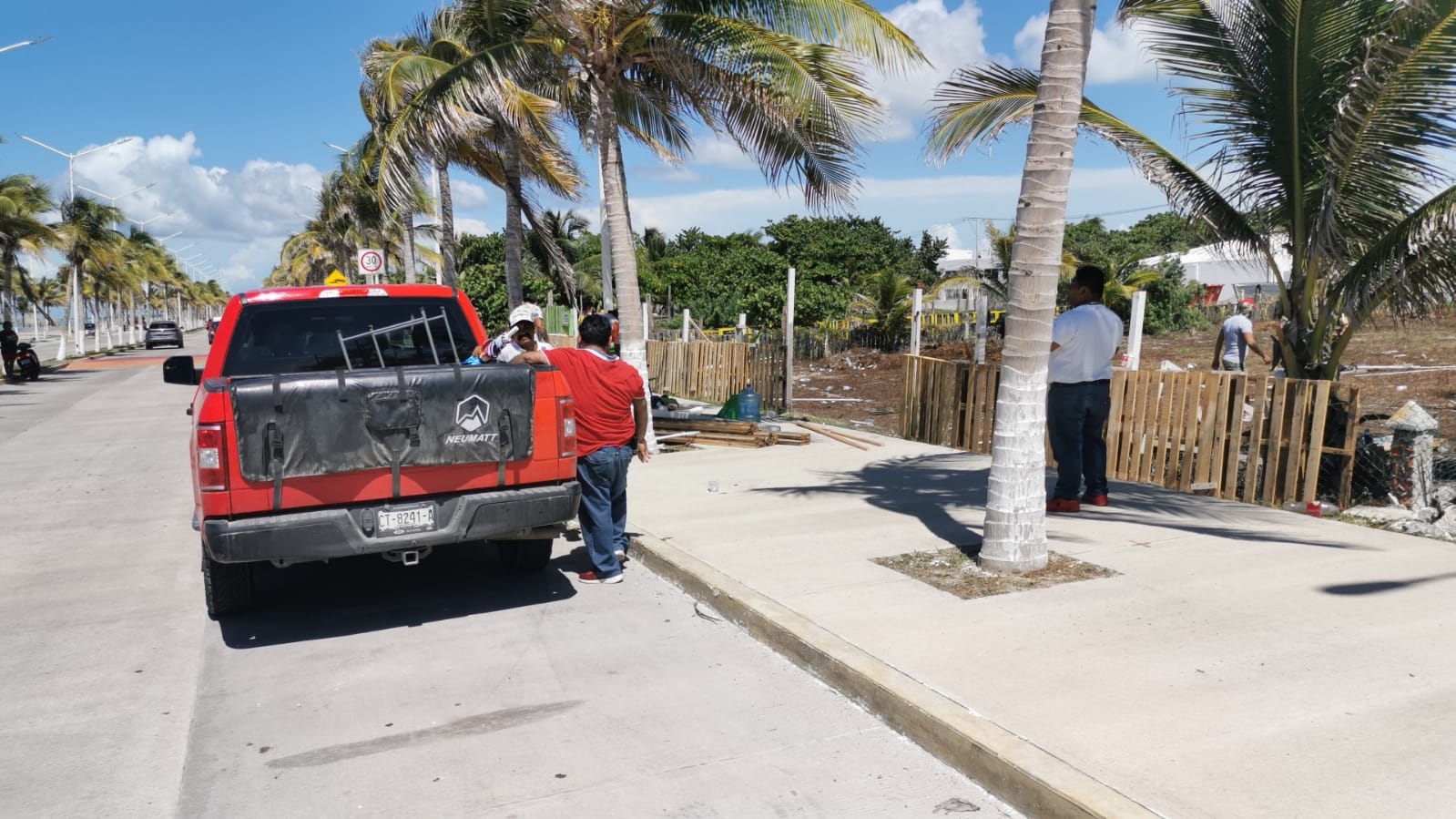 Desalojan a grupo de invasores en un terreno de Playa Norte en Ciudad del Carmen