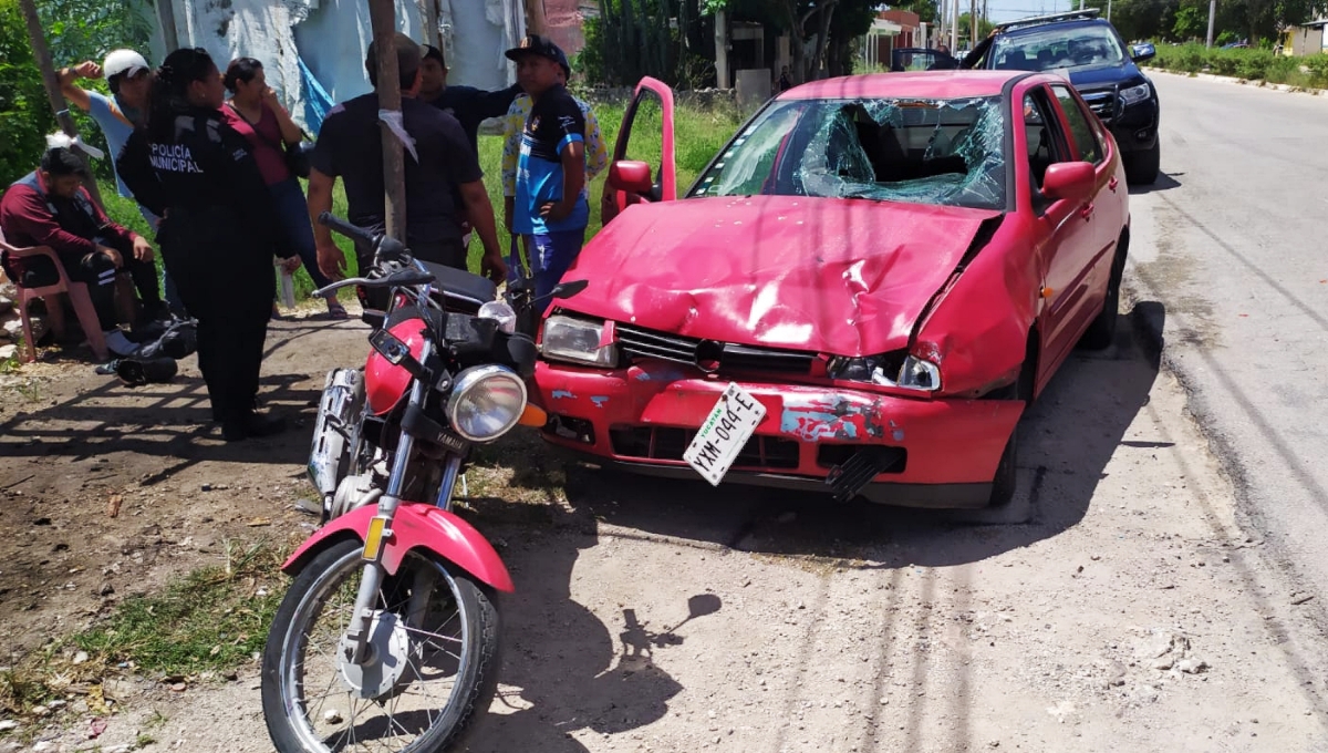 Mérida: Motociclista rompe parabrisas tras ser impactado por un automóvil