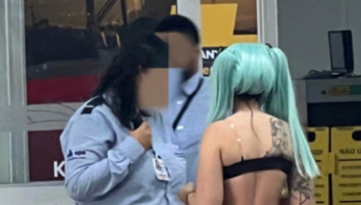 Influencer pierde su vuelo por intentar abordar con un sensual cosplay