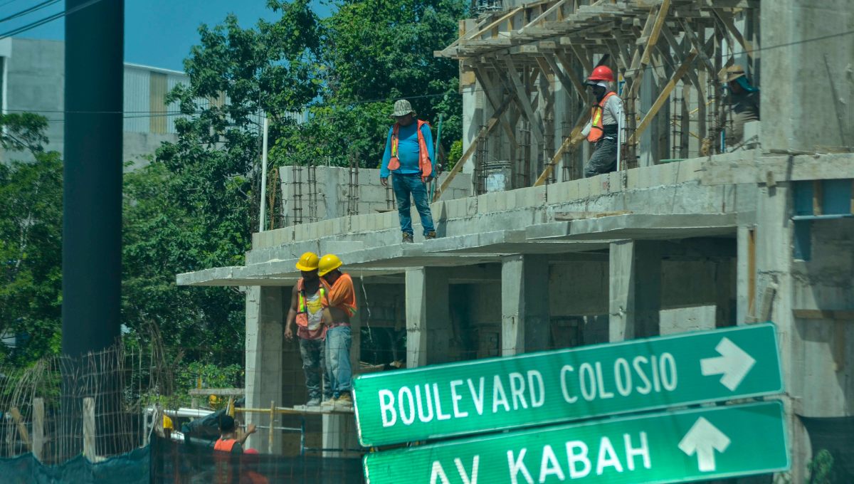 El sector económico con mayor crecimiento porcentual anual en puestos es el de la construcción