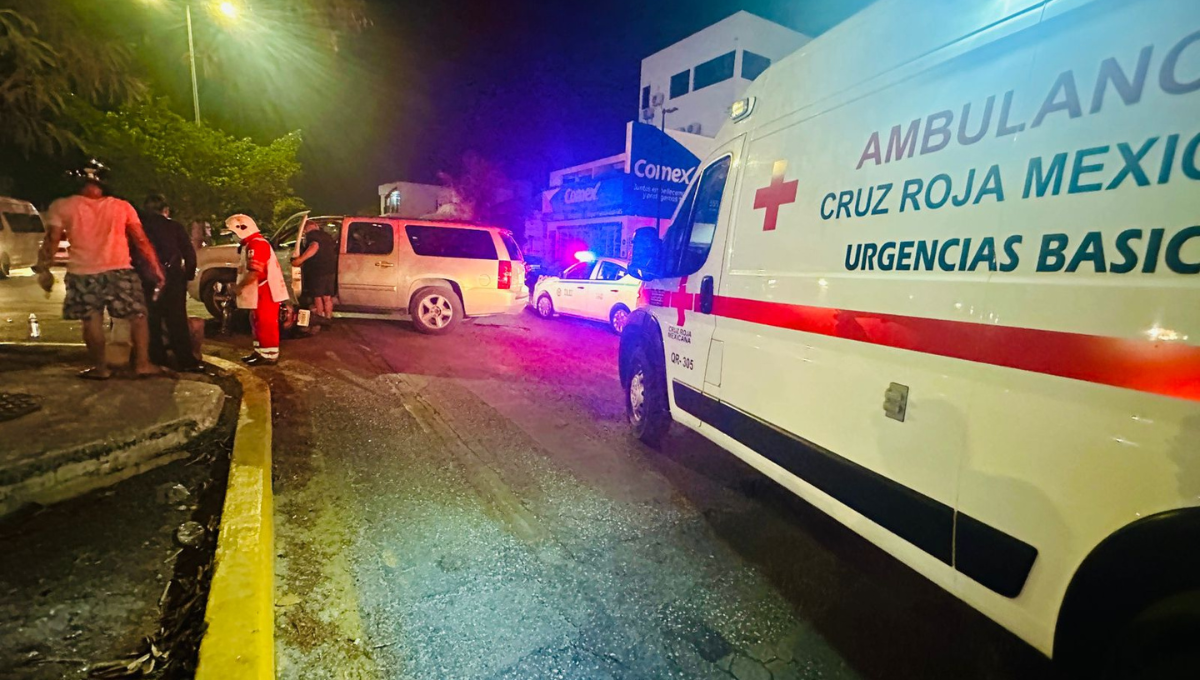 Motociclistas chocan contra una camioneta en Playa del Carmen; hay dos lesionados