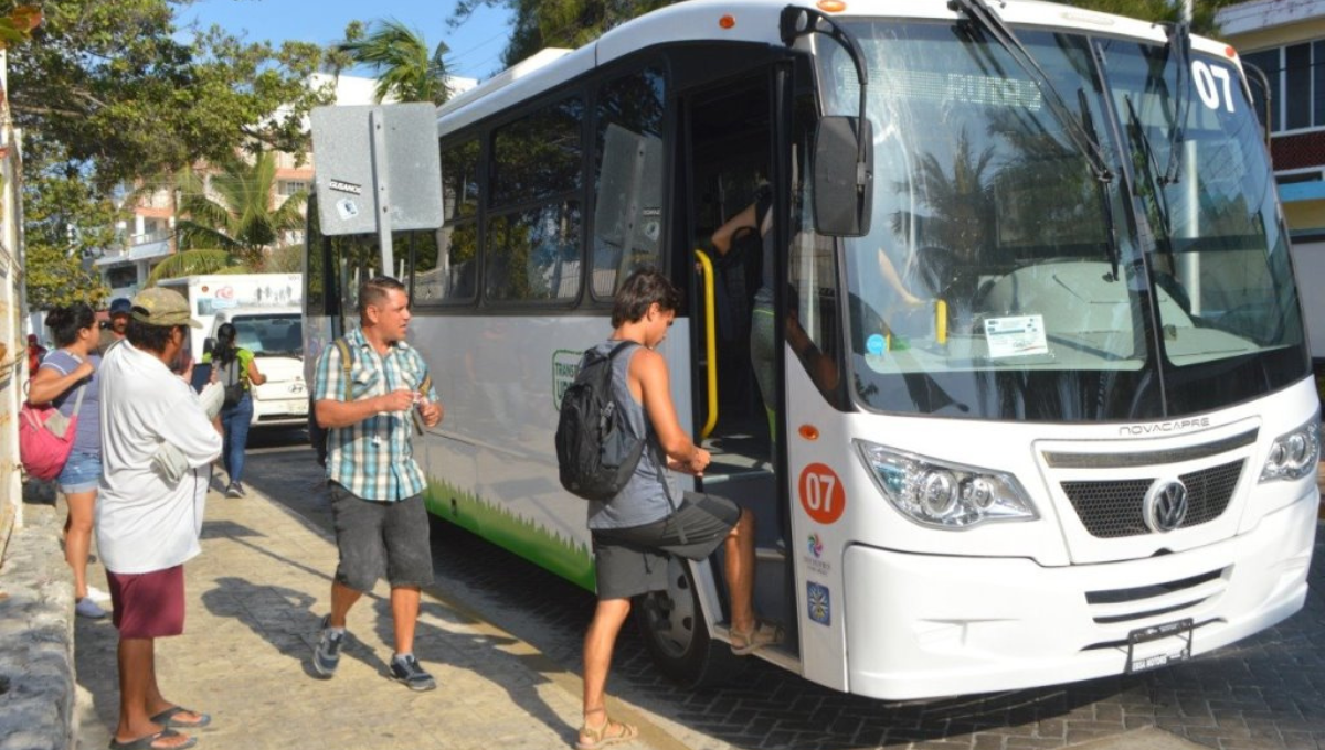 En Isla Mujeres, suspenden a chofer de transporte público por maltratar a un abuelito