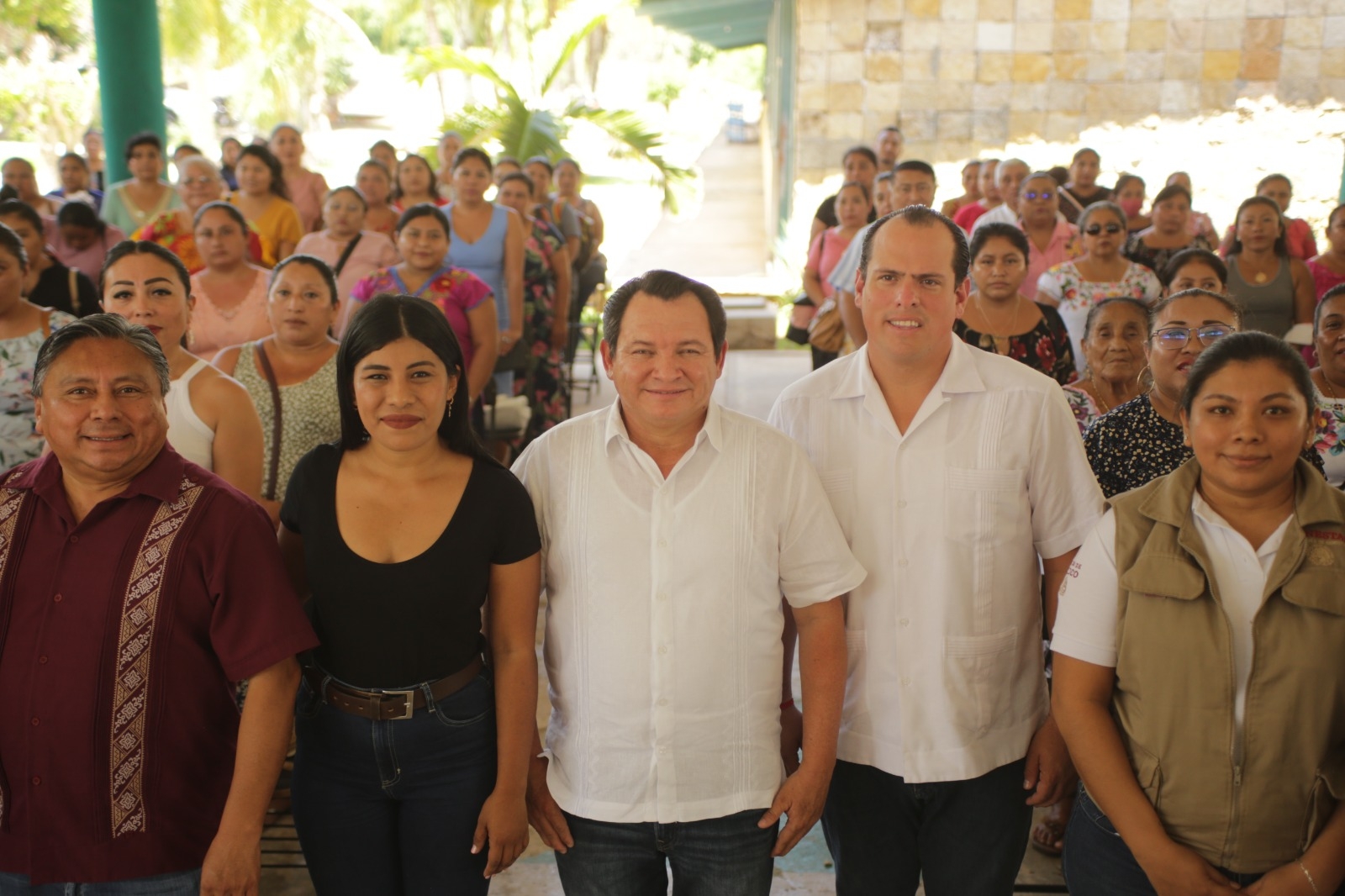 Huacho Díaz hizo entrega en Tizimín un apoyo de 15 mdp a los Comités Escolares de Participación.