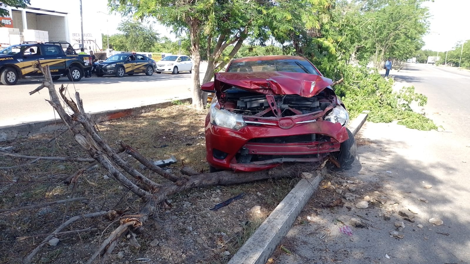 El auto presentó graves daños materiales