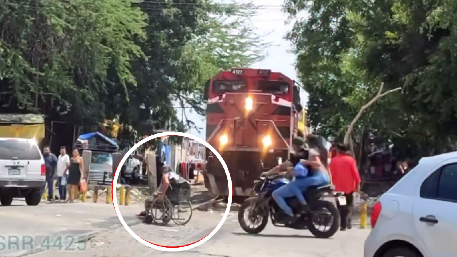 Hombre en silla de ruedas intenta ganarle al tren en Jalisco