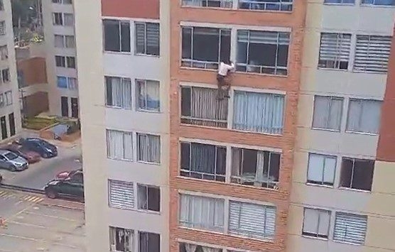 Captan a mujer caer de edificio en fuerte temblor de Bogotá, Colombia: VIDEO