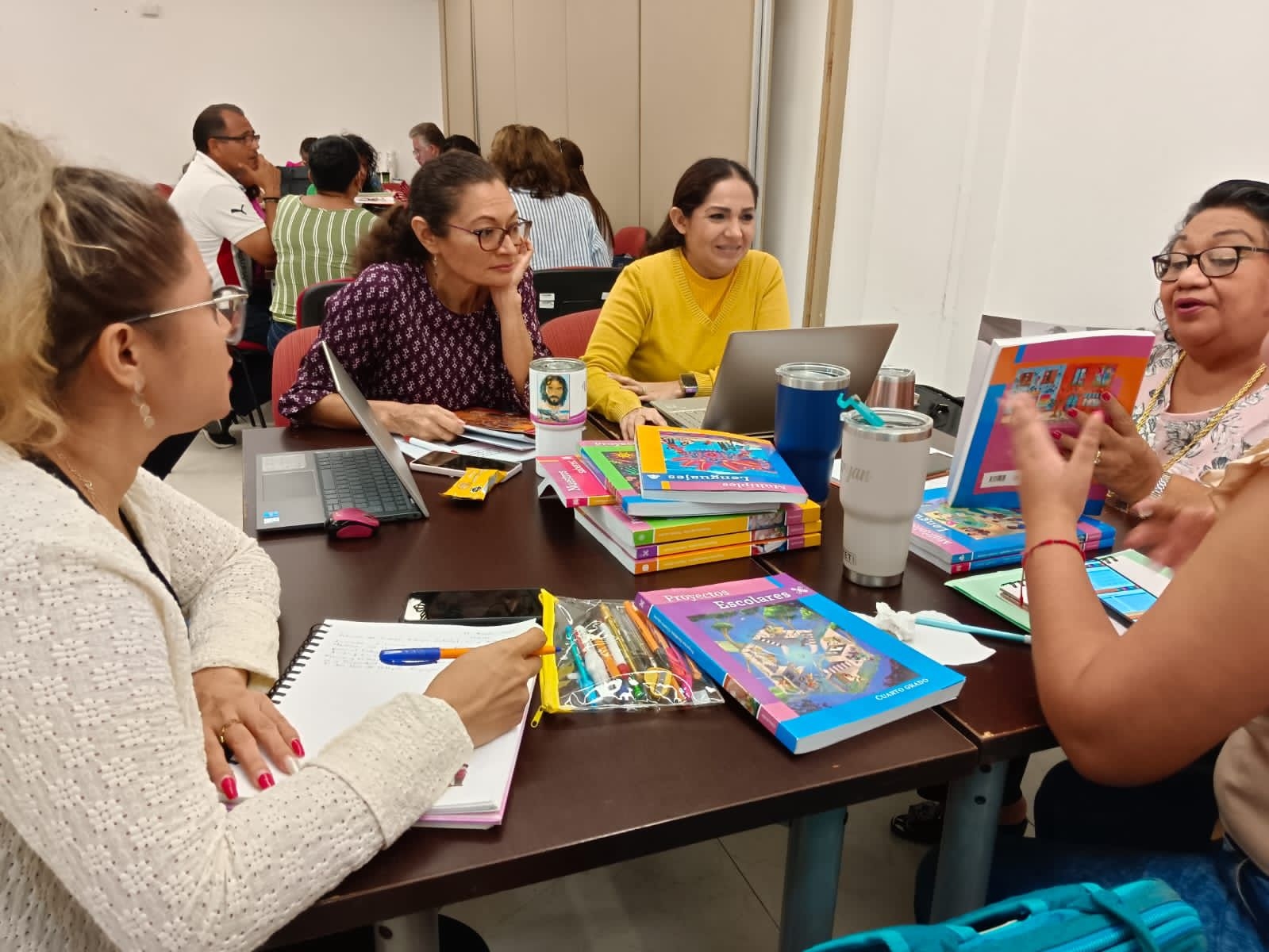 Maestros de Yucatán 'estudian' los libros de la SEP previo al regreso a clases