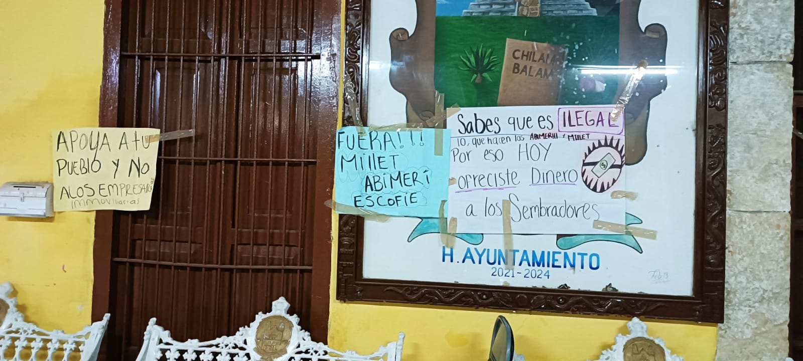 Las pancartas fueron pegadas en el Palacio Municipal de Ixil contra la alcaldesa Sandra Pech