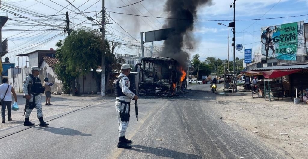 Elementos de la policía estatal retiraron las unidades del transporte público incendiadas que bloqueaban esta arteria vial
