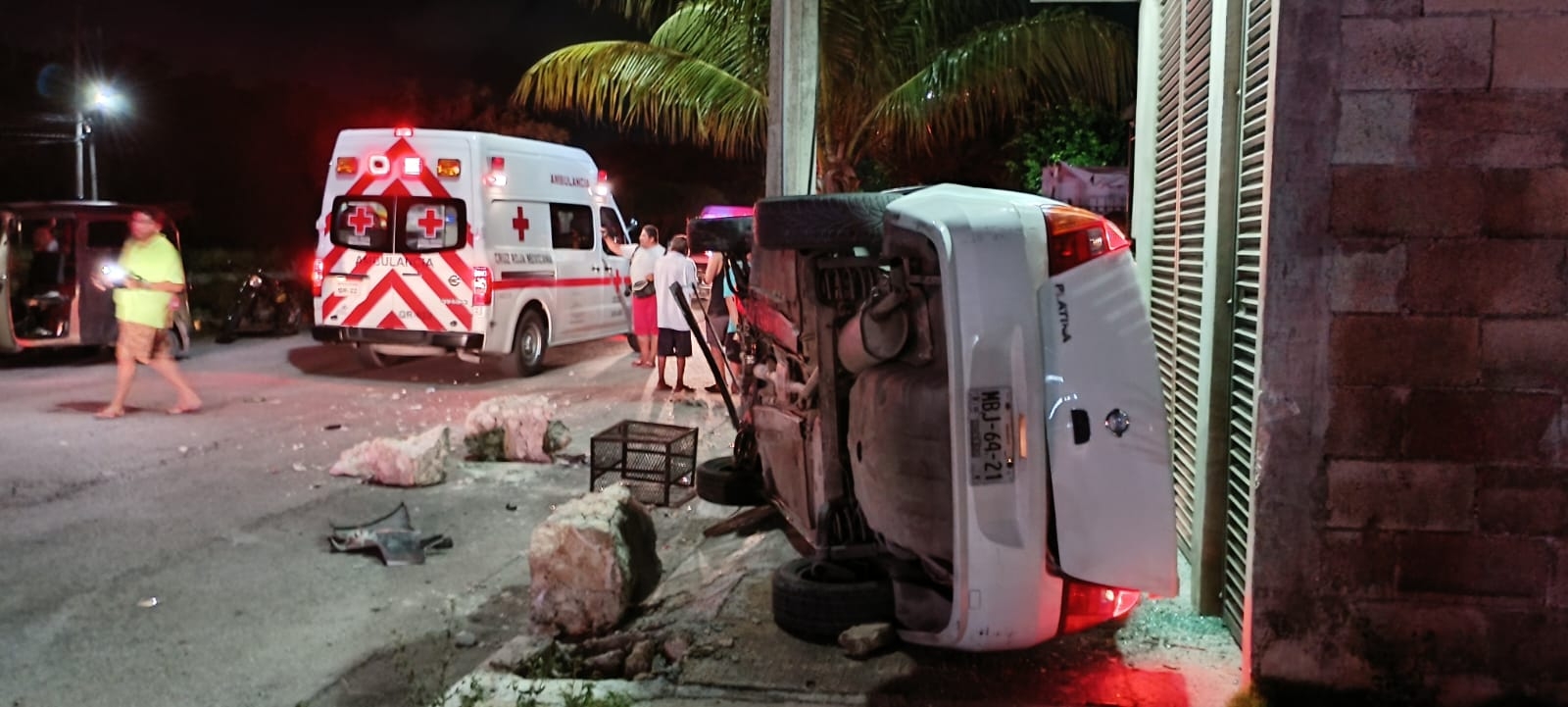 El hombre quedó herido en la calle tras volcar su auto en Cancún