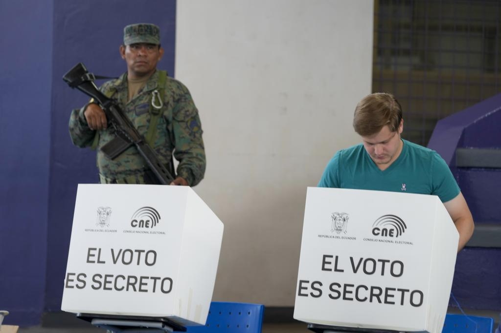 Un fuerte dispositivo de seguridad se implementó este domingo en las elecciones en Ecuador