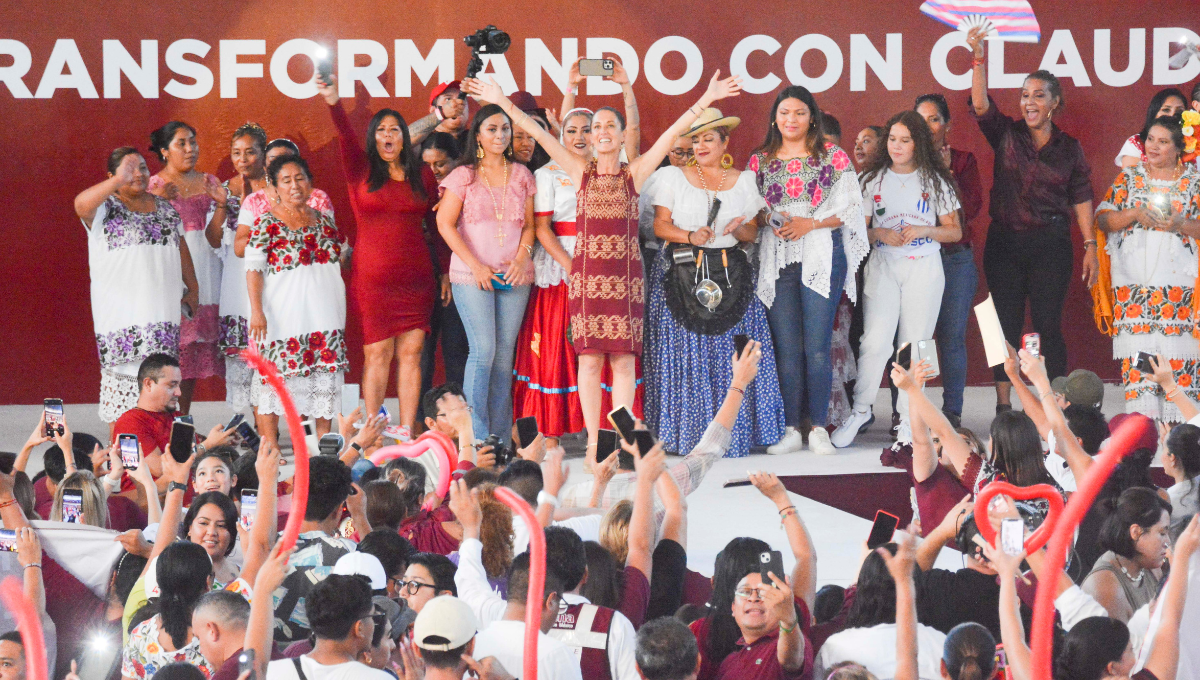 Claudia Sheinbaum se reúne en la Plaza de Toros de Cancún con mujeres de la Península de Yucatán