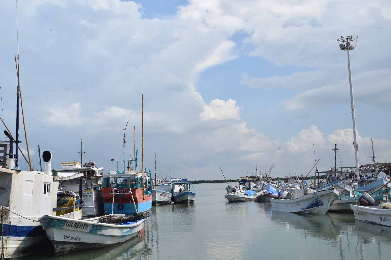 Lancha ribereña sufre problemas en altamar en Progreso