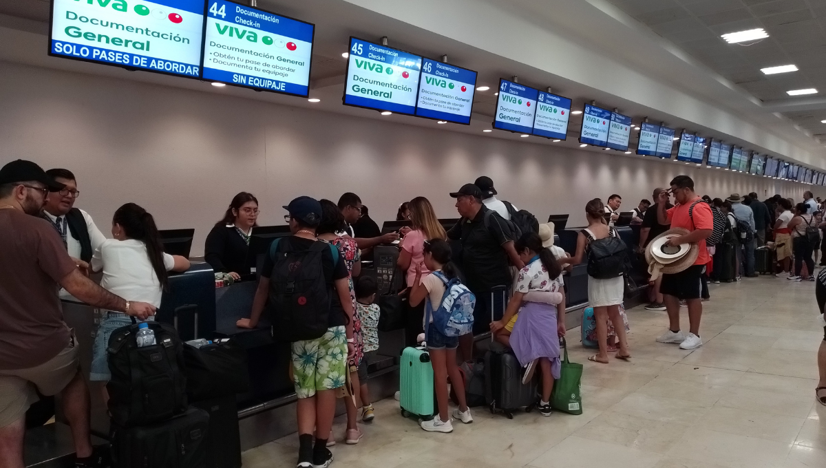 VivaAerobus deja varados a pasajeros en el aeropuerto de Cancún por sobreventa de boletos