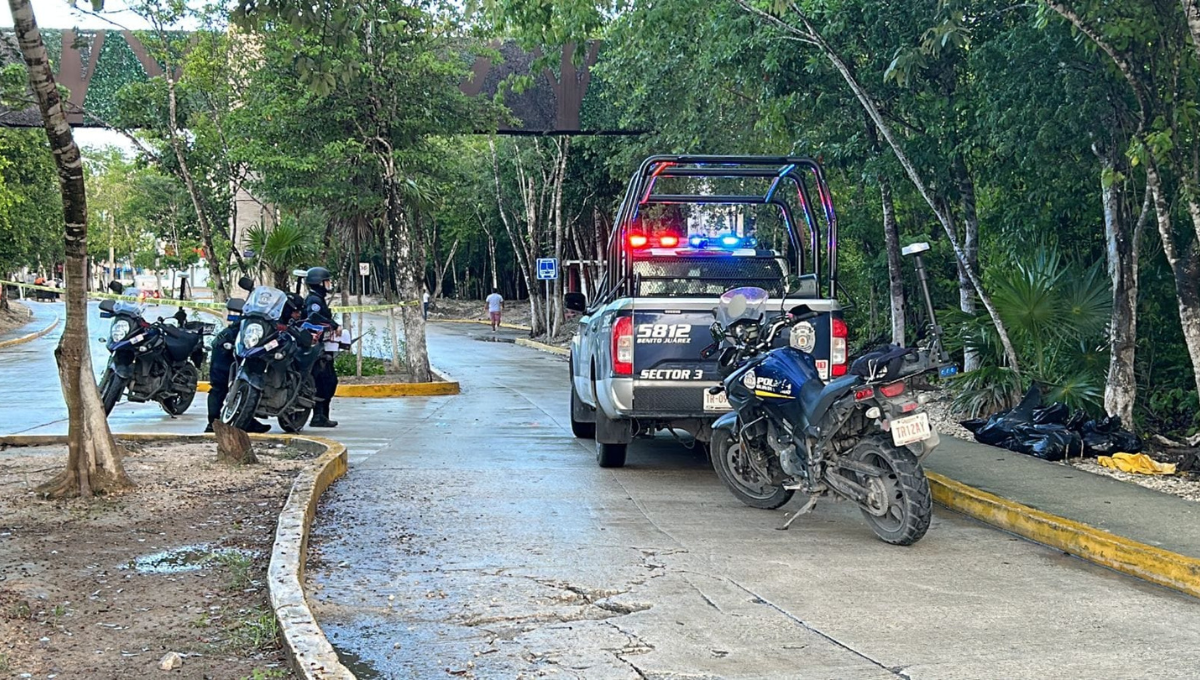 Encuentran cuerpo embolsado en el Arco Vial en Cancún