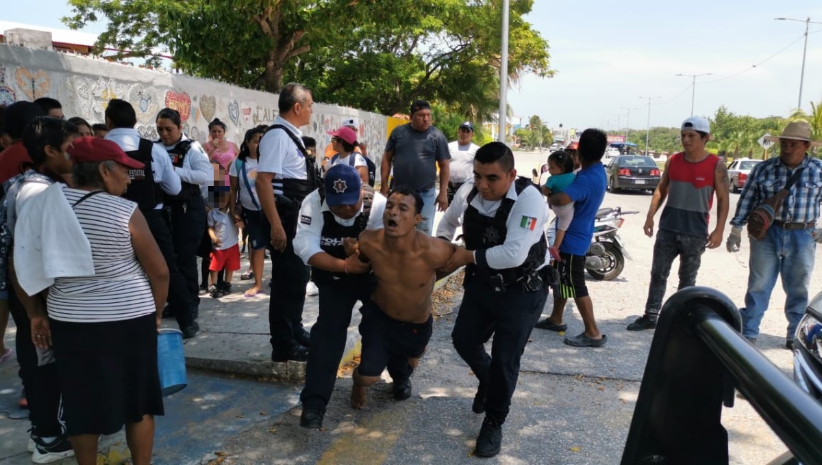 El hombre arrastró a una mujer que esperaba a sus hijos a la salida de una primaria