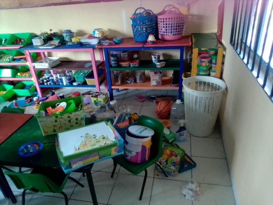 Roban y causan destrozos dentro de plantel escolar