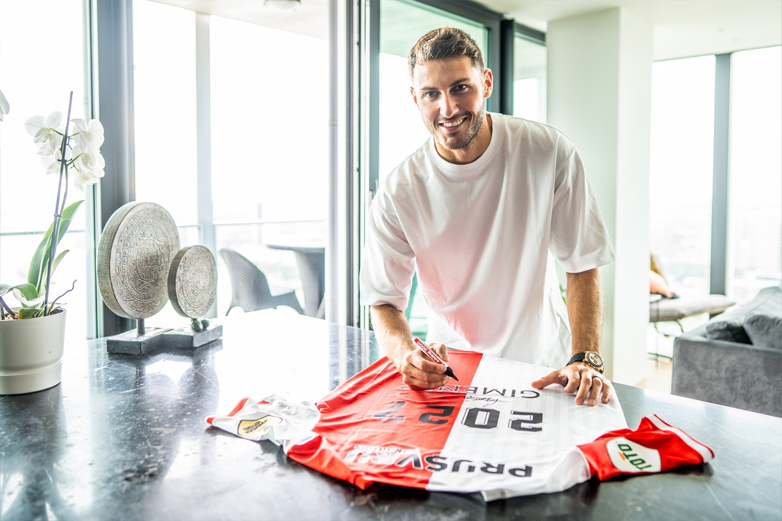 Santiago Giménez extiende su contrato con el Feyenoord hasta 2027