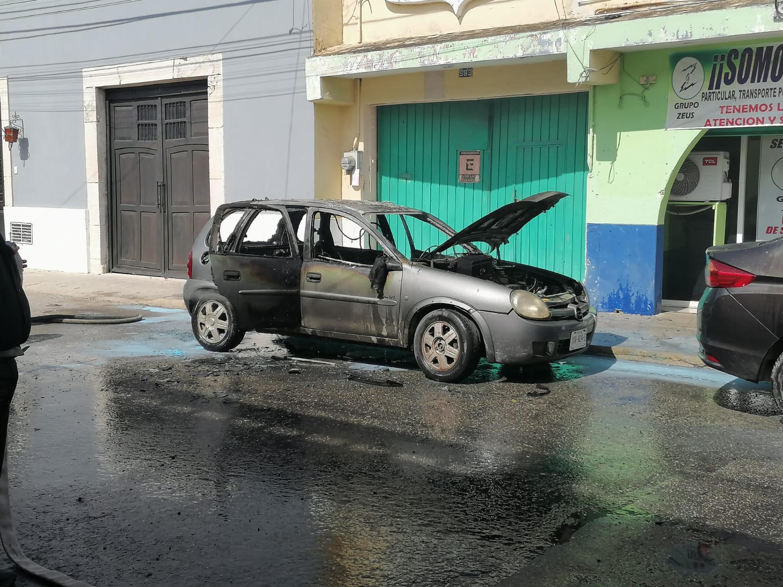 Llamas consumen un Chevy en el Centro de Mérida