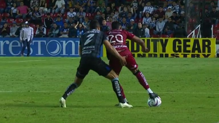 El jugador del Querétaro tuvo que ser expulsado por la agresión