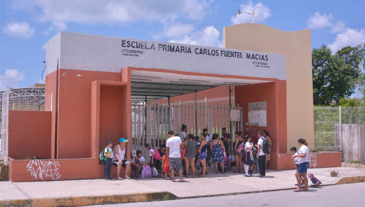 A la entrada de las escuelas, colocaron carteles, donde se les exigía 200 pesos por alumno