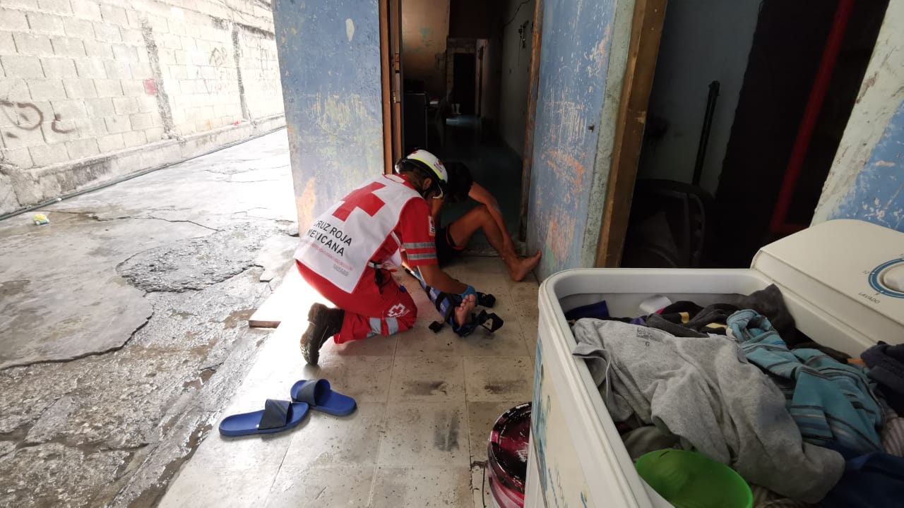 Hombre termina en el hospital tras resbalarse cuando trapeaba en Ciudad del Carmen