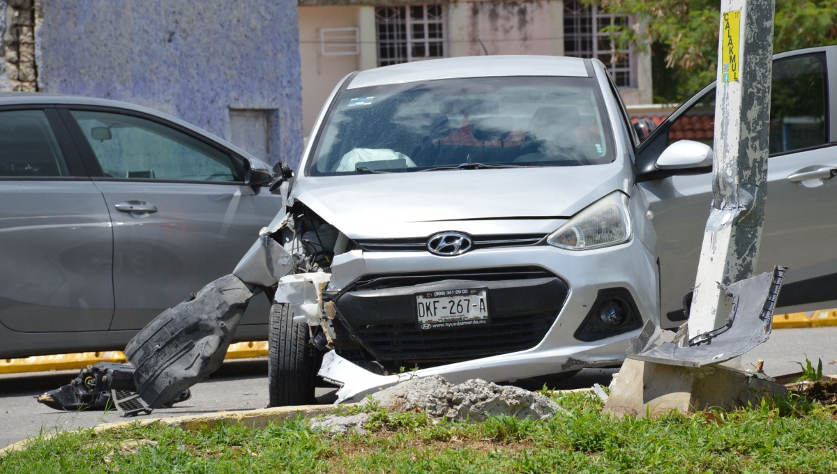 Mujer impacta contra un poste en Campeche; bebé de cinco años termina lesionado