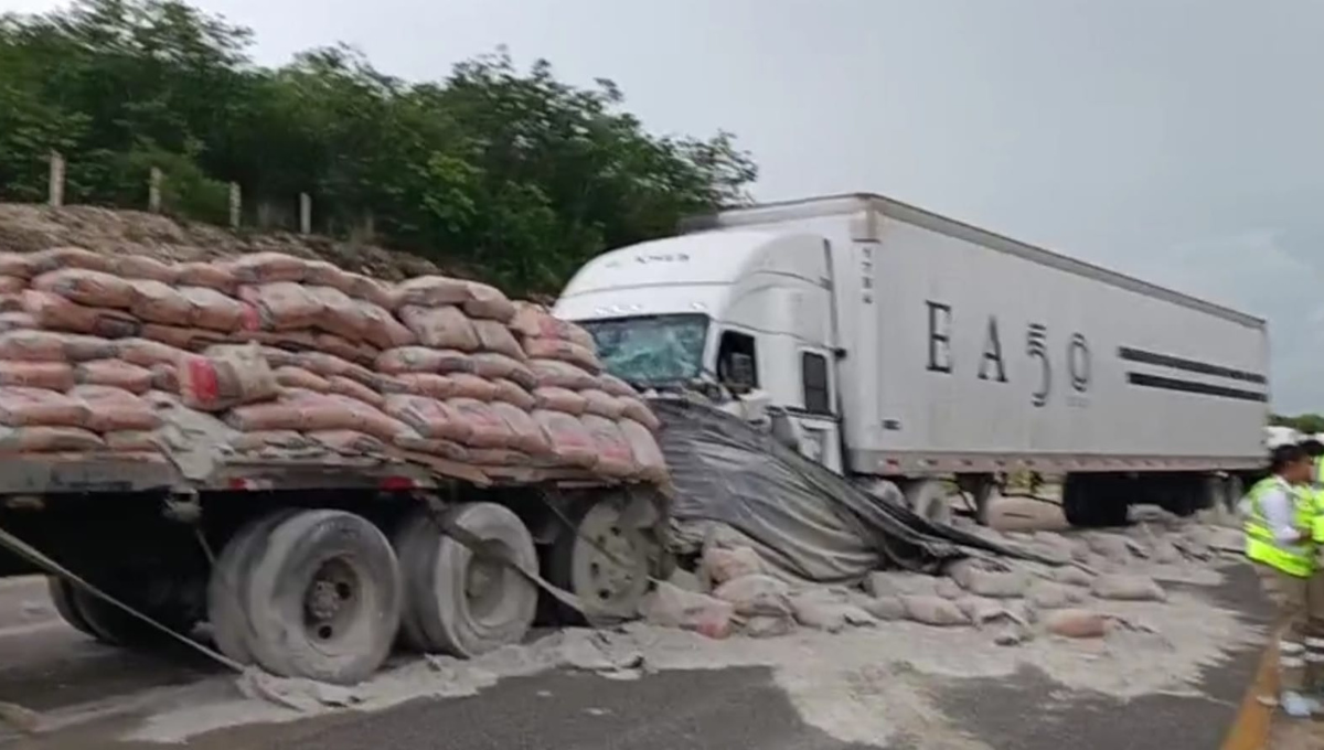 Tráiler choca contra un camión cargado con cemento en la carretera Mérida-Campeche