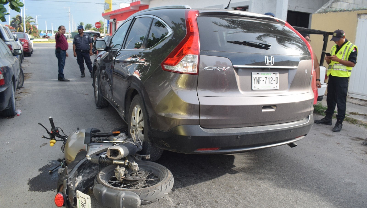 Camioneta de turistas chocan y arrastran a motociclista en Progreso