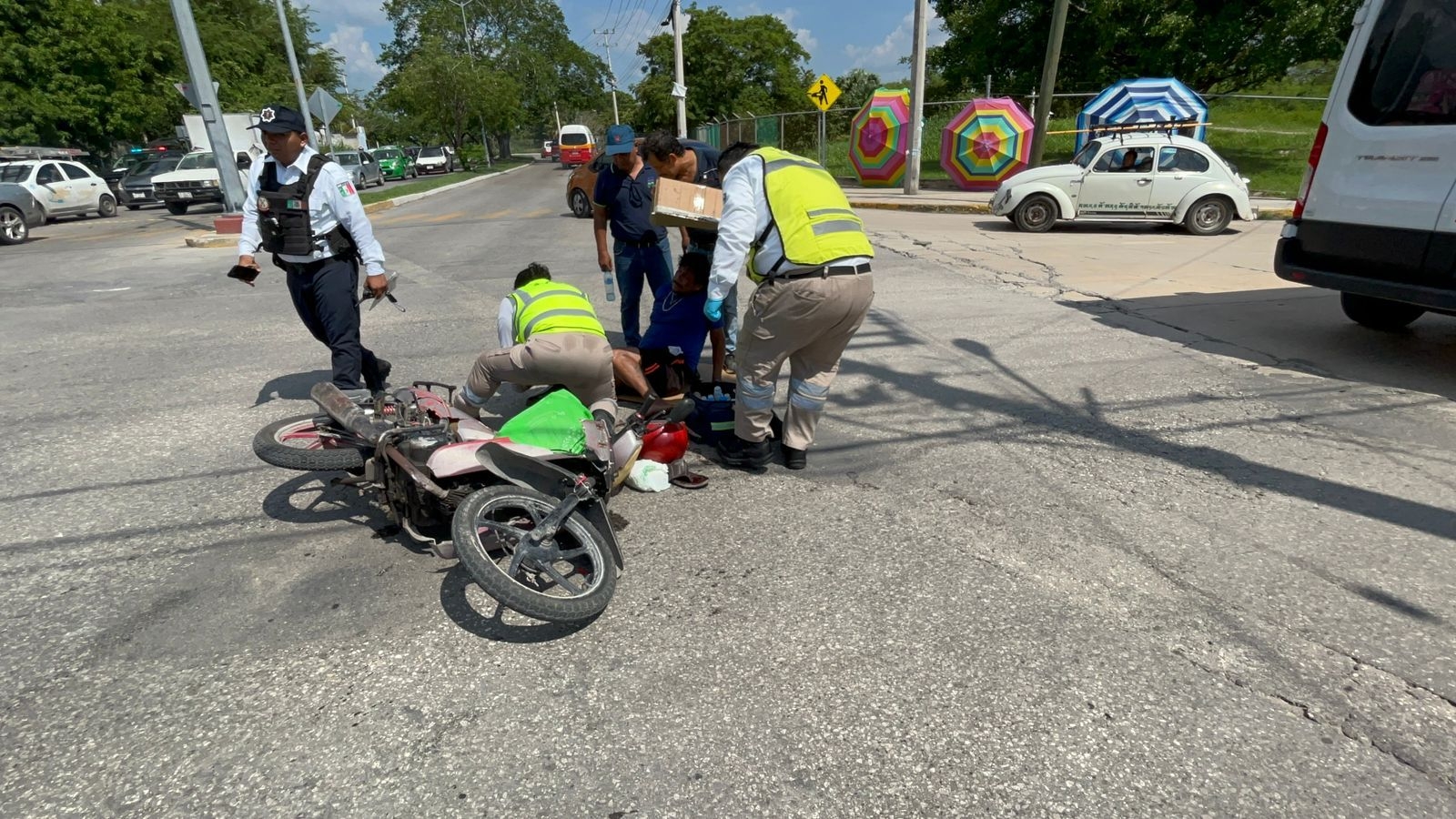 Conductor de Campeche atropella a una pareja de motociclistas y huye