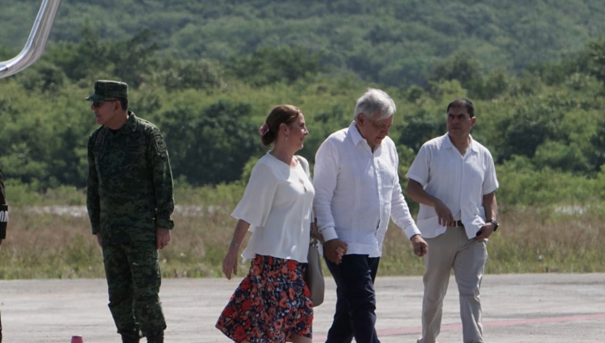 “Bienvenido Presidente"; así reciben a AMLO en el aeropuerto de Campeche: EN VIVO