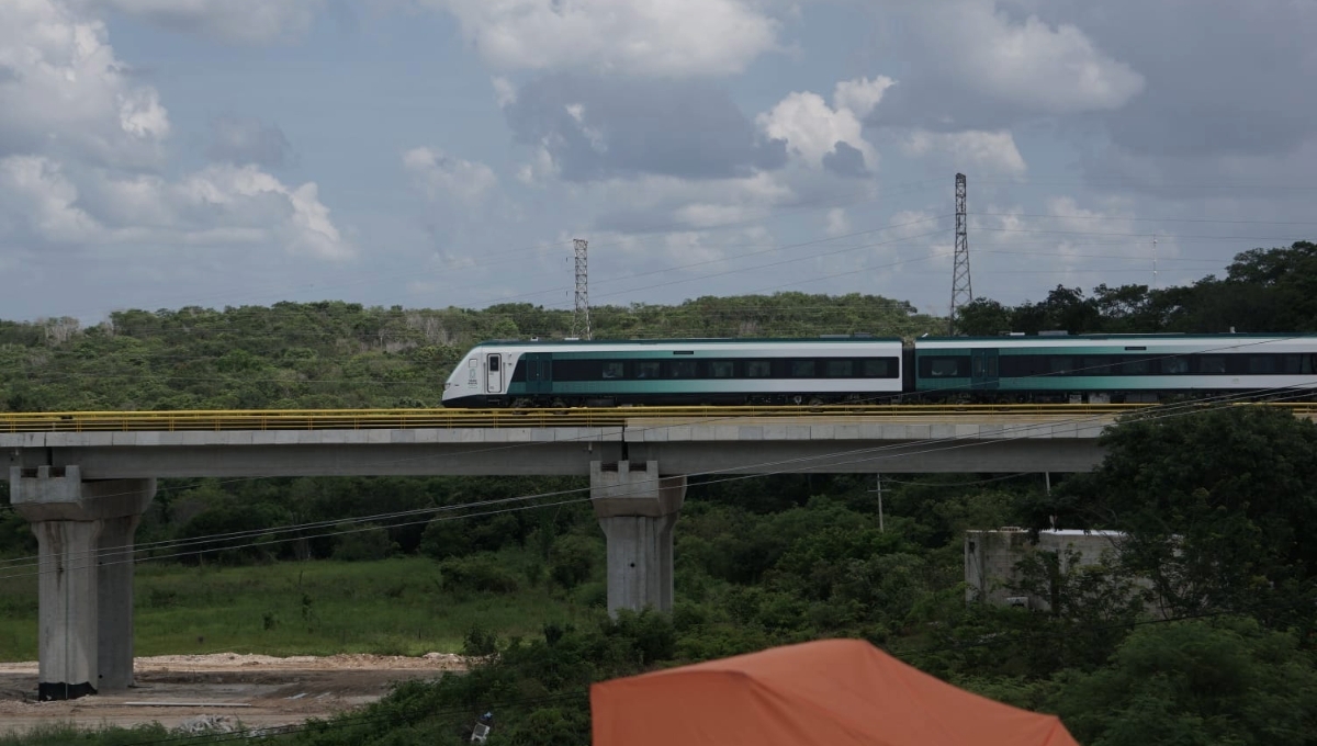 El Tren Maya se dirige a la estación de Teya en Yucatán