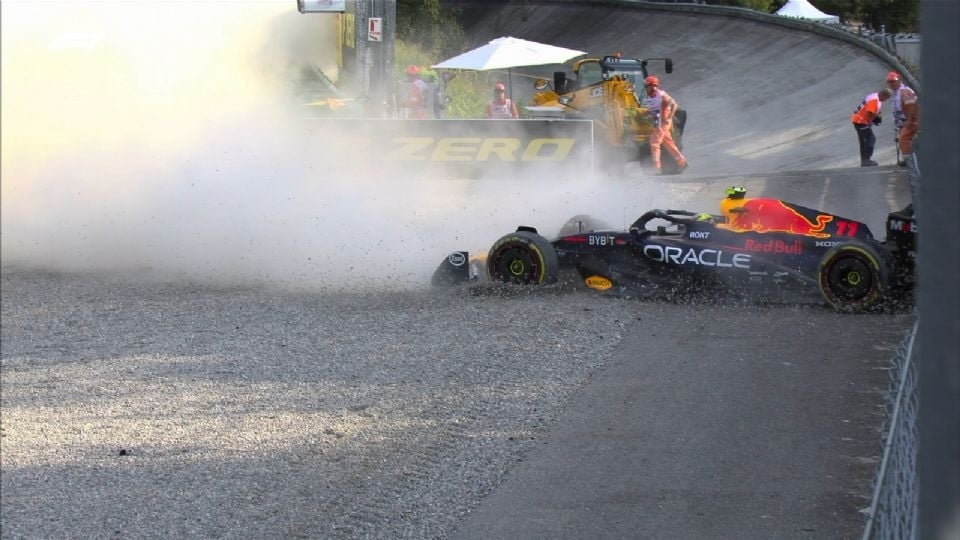 El mexicano sufrió un percance en la segunda práctica del Gran Premio de este fin de semana y obligó a que la sesión se detuviera unos momentos.
