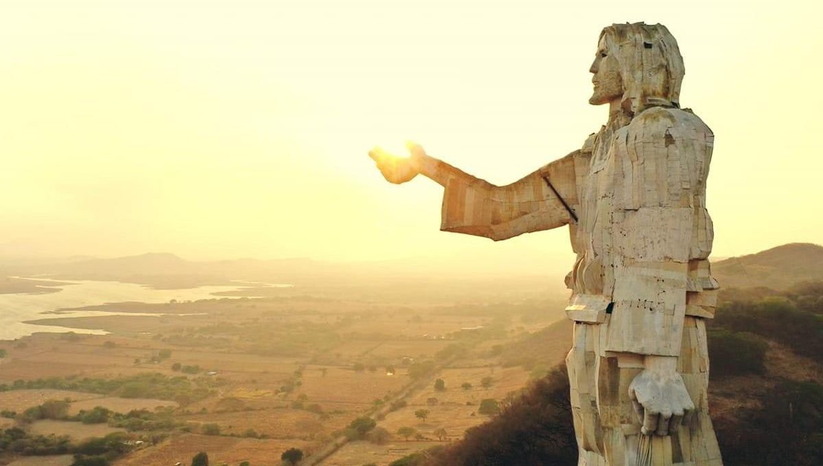 El Cristo Redentor luciía en la punta de un cerro en Chiapas