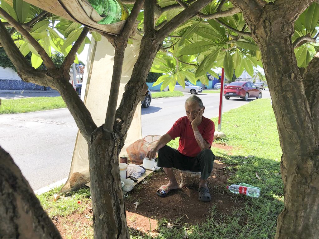 Abuelito de Mérida vive en la calle; pide limosna para sobrevivir: VIDEO