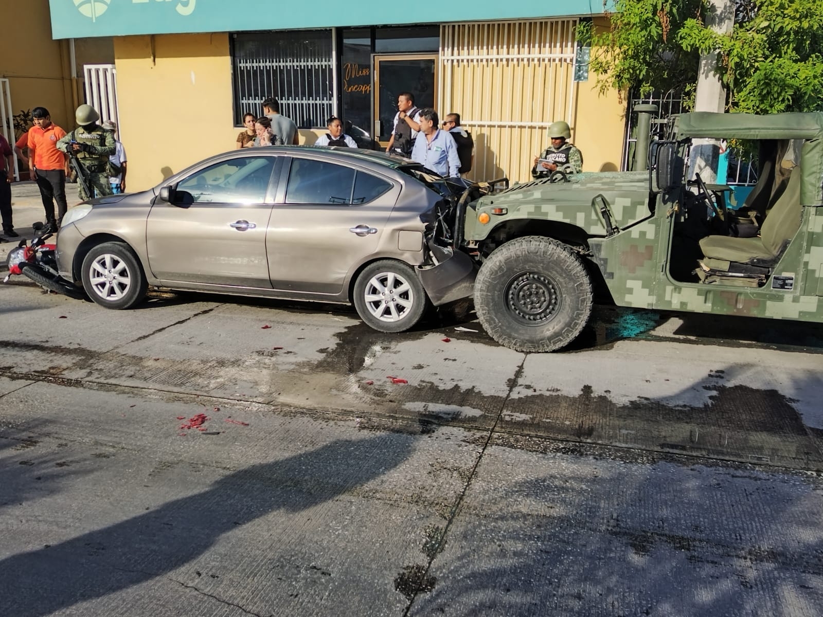 Fuerte accidente de un auto y un camión del ejército en la Morelos, en Ciudad del Carmen