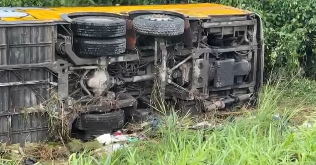 Vuelca camión con 30 pasajeros en Mahahual, Quintana Roo