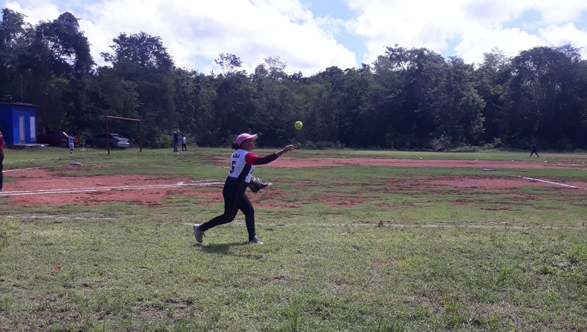 Amas de casa forman equipo de softbol en Felipe Carrillo Puerto para juego de estrellas