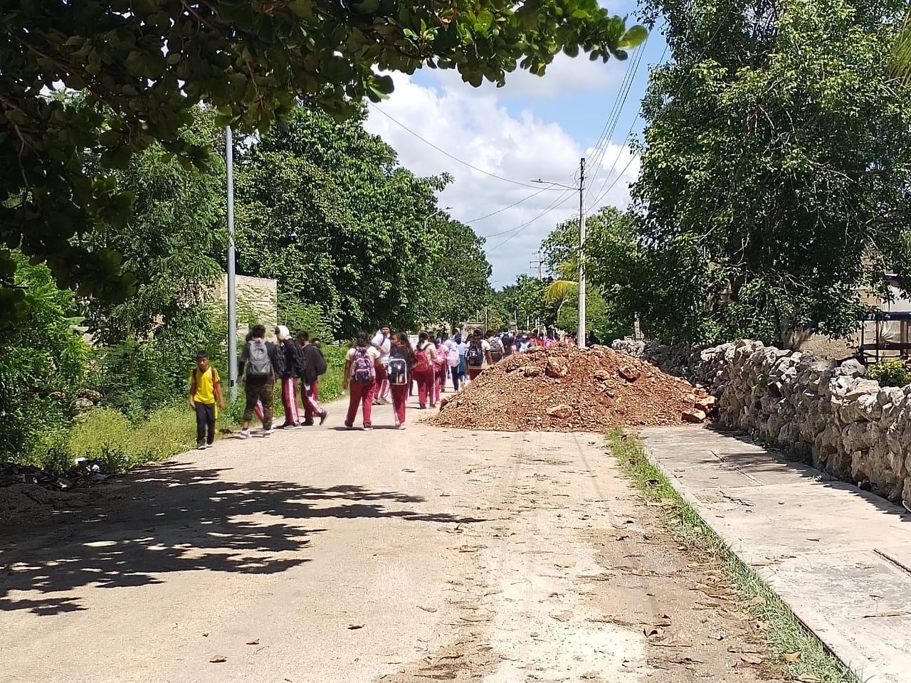 Estudiantes se quejan del mal estado que presenta la calle que lleva a su escuela en Sahcabchén