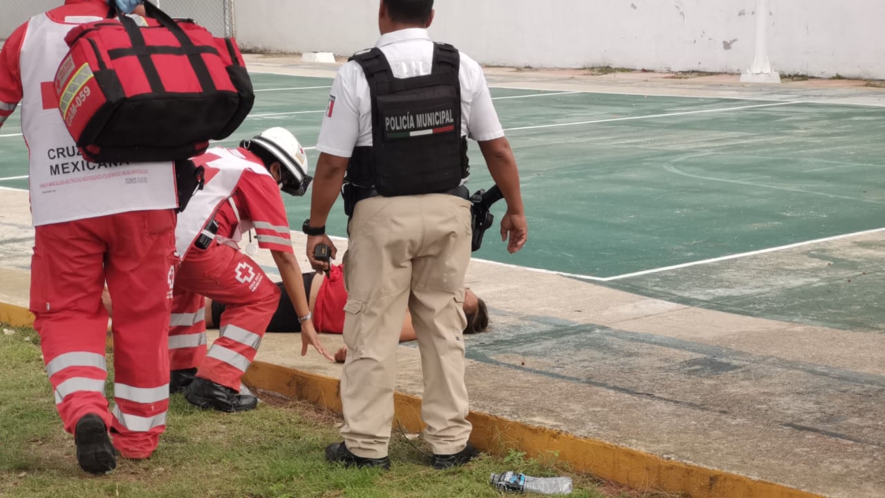 Mujer ebria asusta a vecinos de Ciudad del Carmen: pensaron que estaba muerta