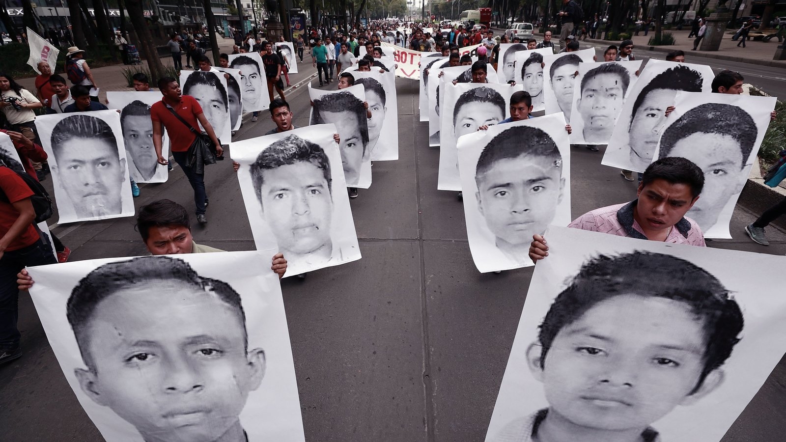 AMLO prepara reunión con familiares de los 43 normalistas de Ayotzinapa