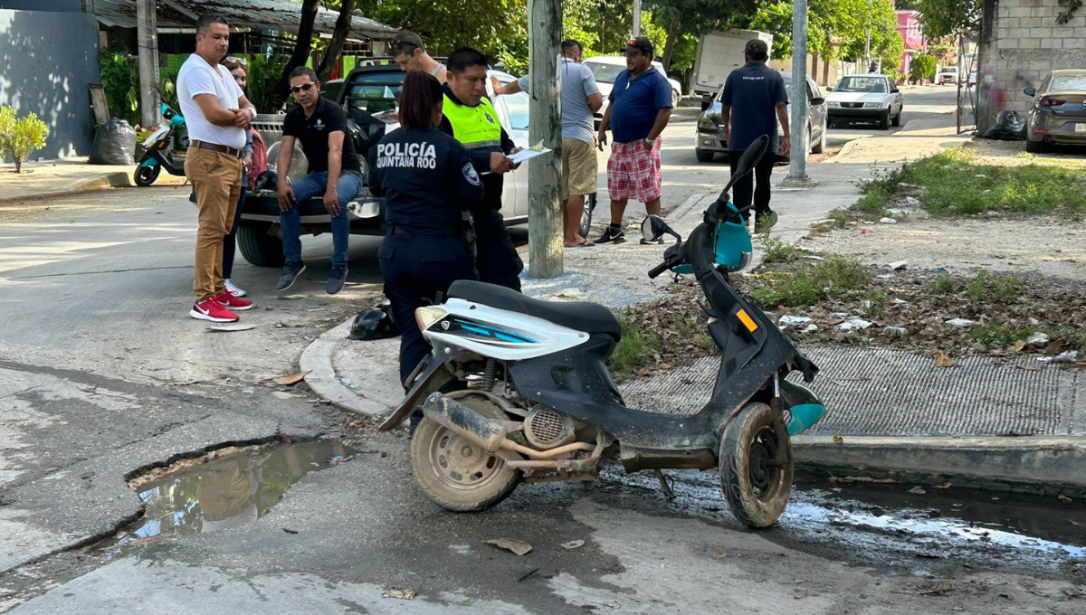 Extranjero se 'vuela' el alto y choca contra un auto en Playa del Carmen