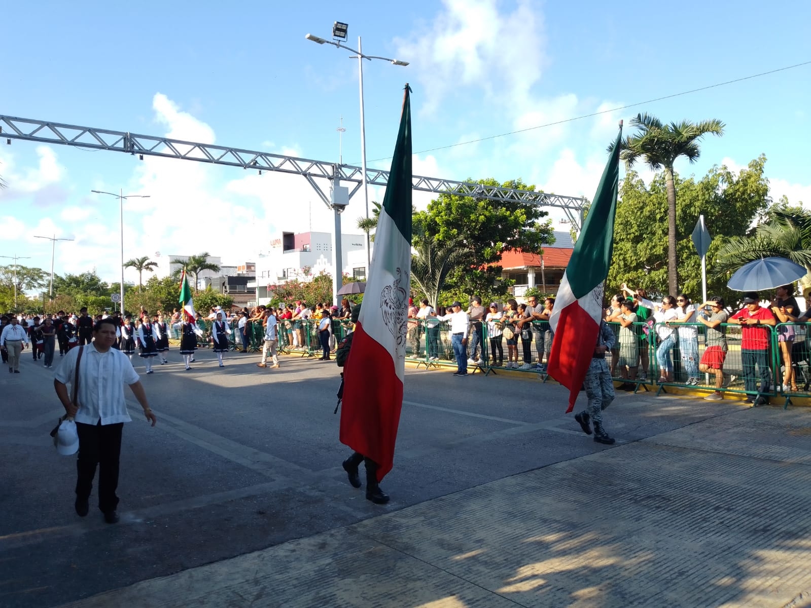 Estudiantes también participan en el desfile en Cancún