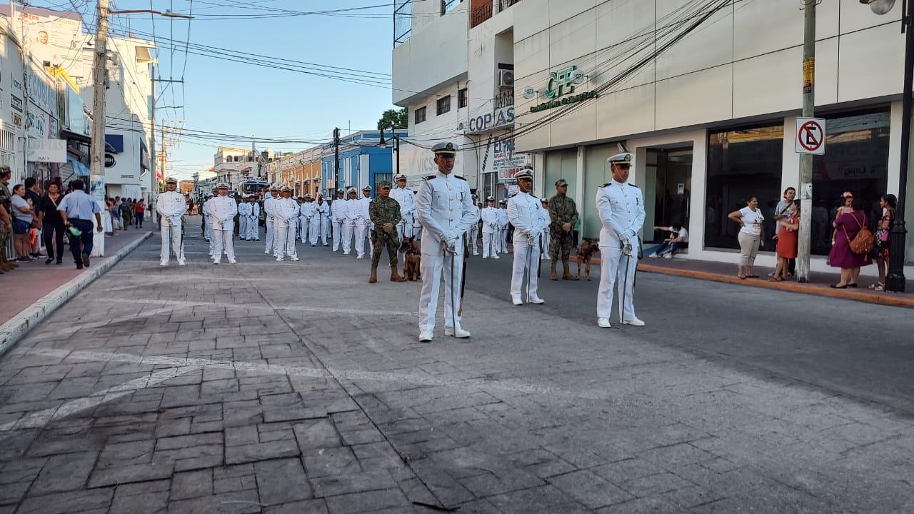 desfile conmemorativo por el Grito de Independencia en Ciudad del Carmen