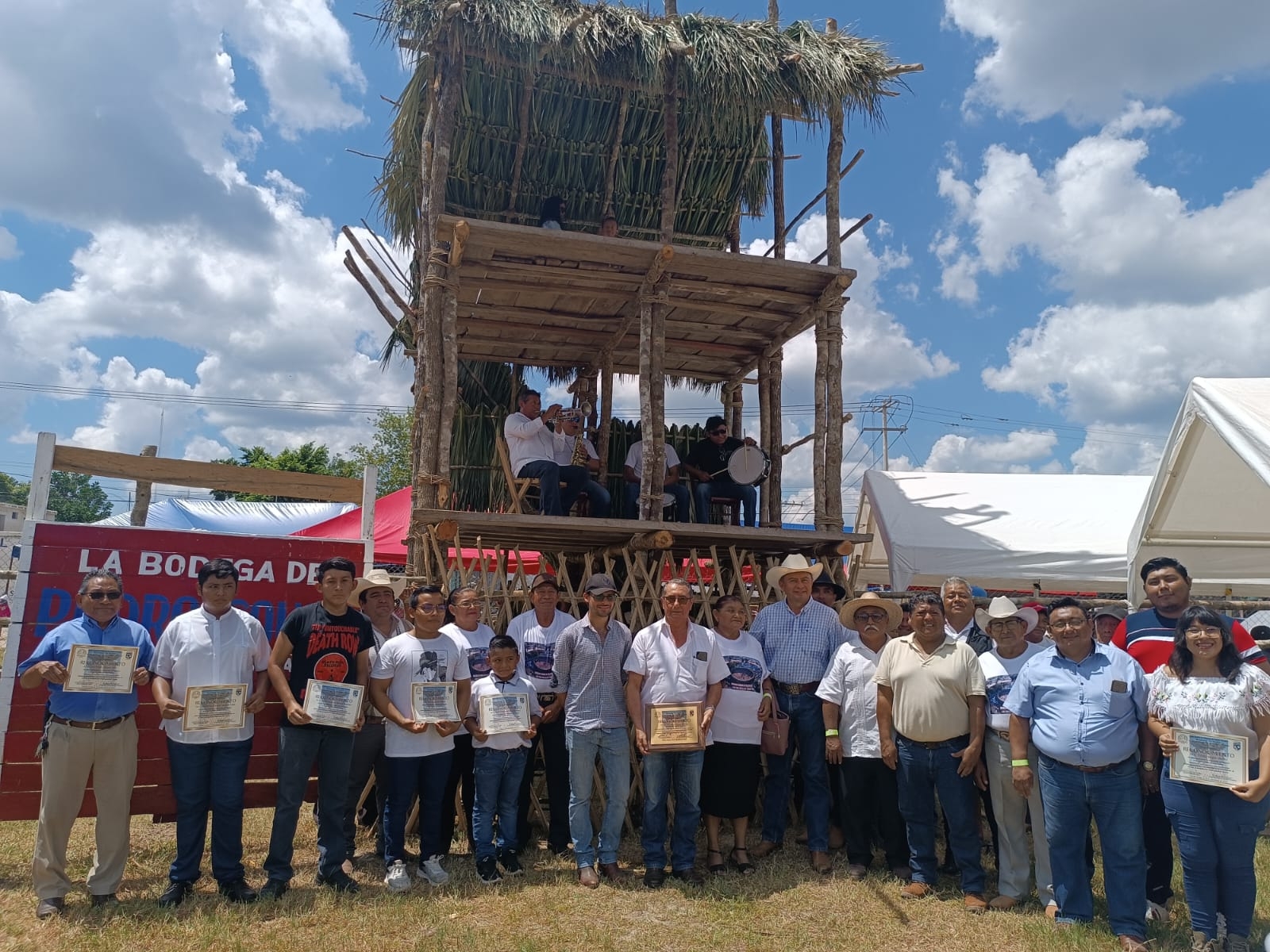 Entrega de reconocimientos a los alumnos y maestros del taller de amarradores y al distinguido Ganadero Luis Ángel Conde Medina